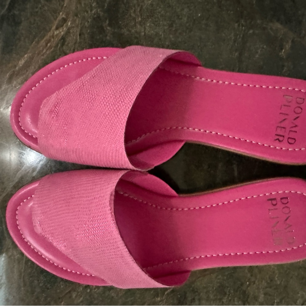 Donald Pliner almost new leather sandals with rubber soles